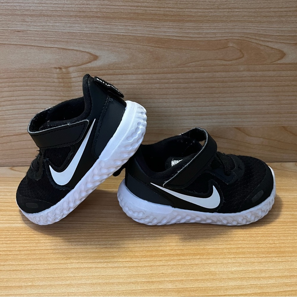Nike Revolution Sneakers